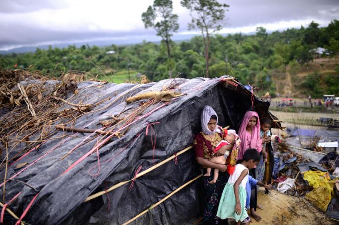 Rohingya refugees stand in front of a makeshift tent with their children in Ukhiya, Bangladesh, 19 September 2017. Photo: EPA-EFE
