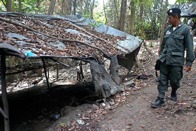 A Thai Border Patrol police officer inspects a temporary shelter of suspected ethnic Rohingya refugees after a mass grave had been discovered at an abandoned jungle camp in the Sadao district, Songkhla province, southern Thailand, 02 May 2015. Photo: EPA
