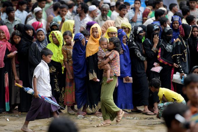 Rohingya women line up to receive aid at the Balukhali food distribution centre near Cox's Bazar in Bangladesh, 11 December 2017. Photo: EPA-EFE
