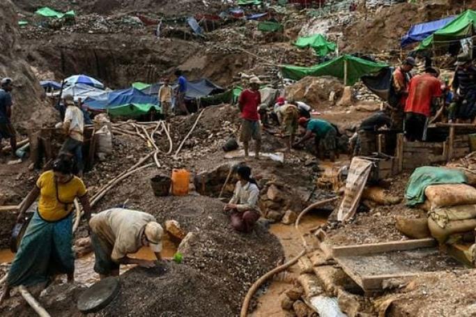 The openings of makeshift tunnels, some just metres apart, crowd the sites as teams work around the clock. Photo: Ye Aung Thu/AFP