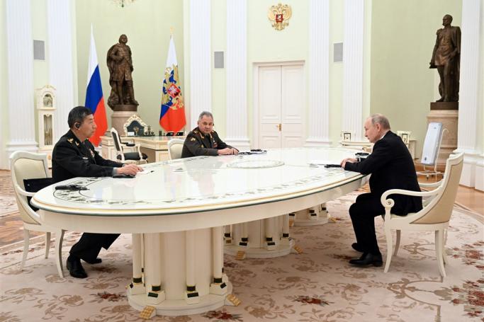 Russian President Vladimir Putin (R), Chinese Defence Minister Li Shangfu (L) and Russian Defence Minister Sergei Shoigu (2-L) attend a meeting in Moscow, Russia, 16 April 2023. Photo: EPA
