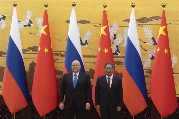 Russian Prime Minister Mikhail Mishustin (L) and Chinese Premier Li Qiang attend a signing ceremony in Beijing, China, 24 May 2023. Photo: EPA