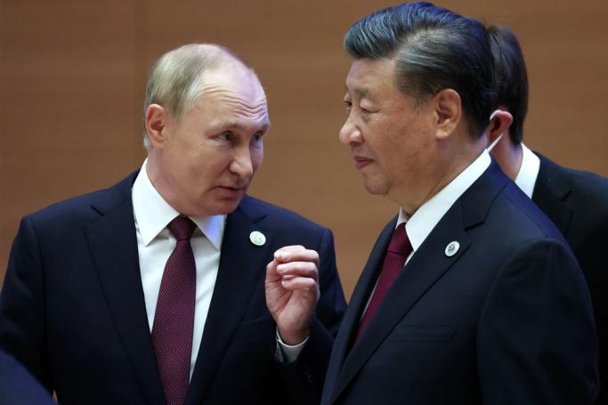 Russian President Vladimir Putin (L) speaks with Chinese President Xi Jinping after the meeting in narrow format of the 22nd Shanghai Cooperation Organisation Heads of State Council (SCO-HSC) Summit, in Samarkand, Uzbekistan, 16 September 2022. Photo: EPA