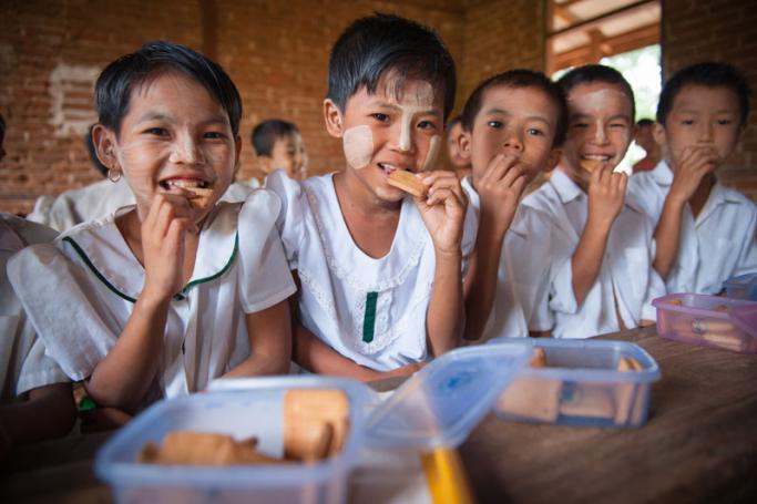 Schoolchildren in Chin State eating nutritious high energy biscuits. (Photo: WFP/Philip McKinney)
