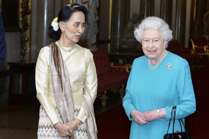 Queen Elizabeth II greets Burma's de facto leader Aung San Suu Kyi ahead of a private lunch at Buckingham Palace on May 5, 2017 in London, England. Photo: AFP