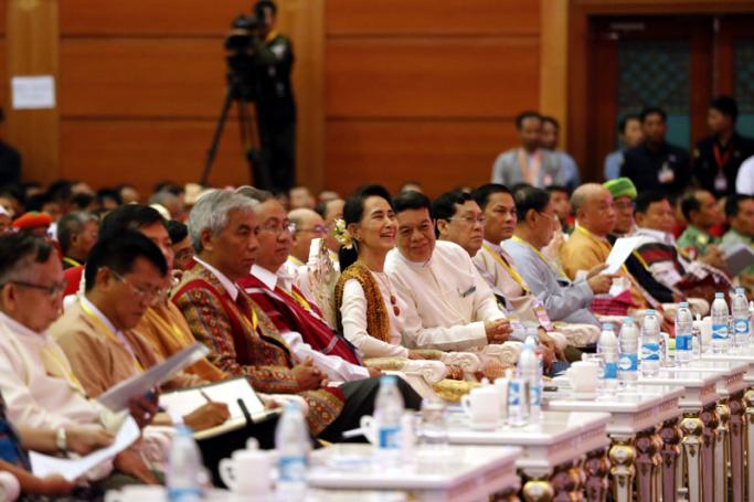 Myanmar's Foreign Minister and State Counselor Aung San Suu Kyi (C) attends the closing ceremony of the second session of the 'Union Peace Conference - 21st century Panglong' in Naypyitaw, Myanmar, 29 May 2017. Photo: Hein Htet/EPA
