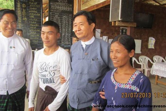 Shayam Brang Shawn, known as Brang Shawng, (2nd L), has been fined K50,000 [US$50) for defamation. Photo: Kachin Wave News
