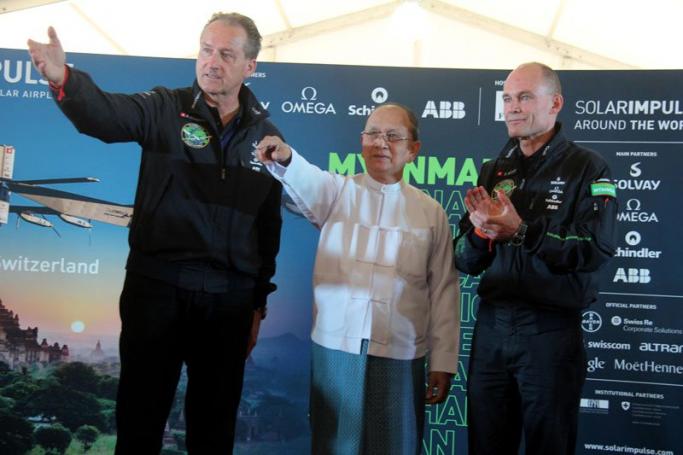 President U Thein Sein (C) with pilots Andre Borschberg (L) and Bertrand Piccard (R) at Mandalay International Airport on March 20, 2015. Photo: Bo Bo/Mizzima 
