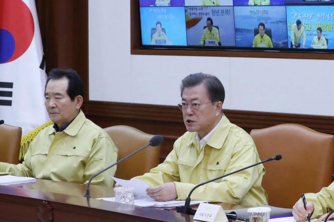 South Korean President Moon Jae-in (R) speaks during a meeting of government officials on measures to contain the spread of the new coronavirus at the government complex in Seoul, South Korea, 23 February 2020. Photo: EPA
