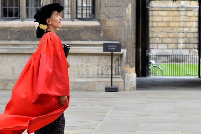 (File) Burmese opposition leader Aung San Suu Kyi holds her honorary degree at the Bodleian Library in Oxford, Britain, 20 June 2012. Photo: EPA
