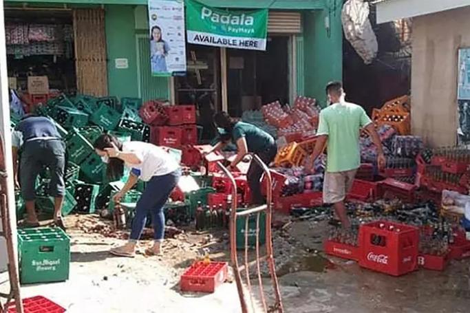 A strong quake hit the central Philippines, sending residents fleeing and damaging buildings (Photo: AFP)