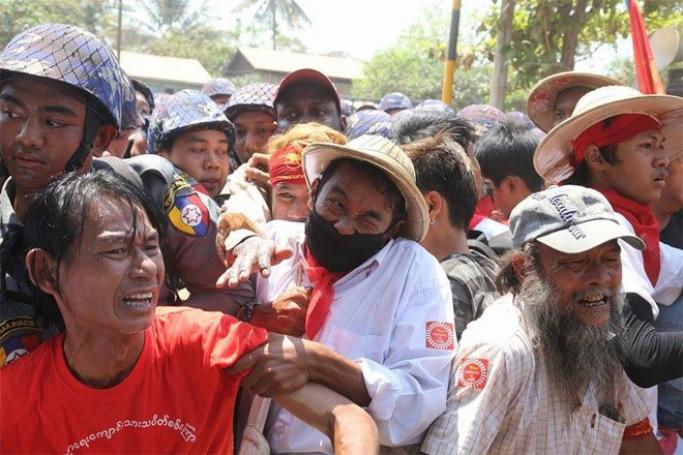 Student protesters jostle with police at barricades set up by police at the students protest site in Letpadan, Bago Region on March 10, 2015. Photo: Thet Ko/Mizzima
