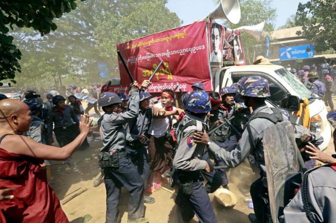 Police arrest a student protester at the protest site in Letpadan, Bago division, Myanmar, 10 March 2015. Photo: Nyein Chan Naing/EPA
