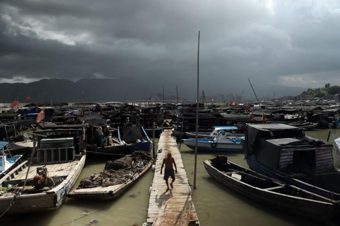 A fisherman walks on the pier in a safe harbor ahead of the arrival of super-typhoon Soudelor in Ningde in southeast China's Fujian province 7 August 2015. Photo: EPA
