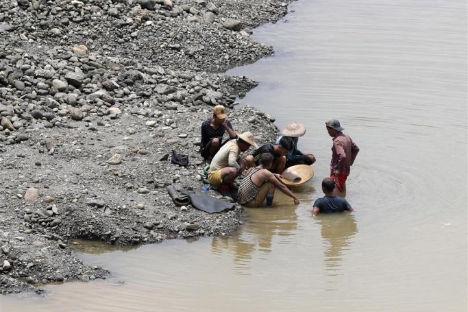 Miners search for the gold at the HpaKant jade mining area, in Kachin State, northern Myanmar. Photo: EPA