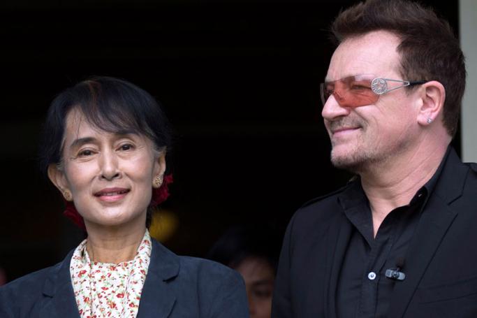 (FILES) This file photo taken on June 18, 2012 shows Myanmar opposition leader Aung San Suu Kyi (L) and U2 singer Bono arrive for a press conference at the Oslo Forum at Losby Gods in Lorenskog, Norway. Photo: Daniel Sannum Lauten/AFP
