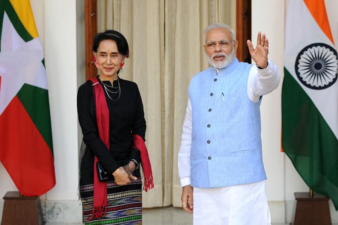 Myanmar's State Counsellor Aung San Suu Kyi (L) is welcomed by Indian Prime Minister Narendra Modi, ahead of their meeting in New Delhi, India, 19 October 2016. Photo: EPA
