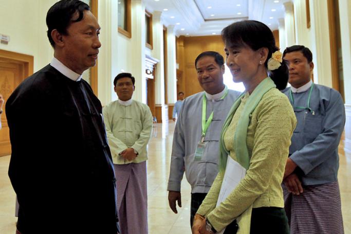 Myanmar democracy leader Aung San Suu Kyi (R) talks with Thura Shwe Mann (L), speaker of the Pyithu Hluttaw (lower house parliament) during the break of parliament meeting in Naypyitaw, Myanmar, 09 July 2012. Photo: Nyein Chan Naing/EPA
