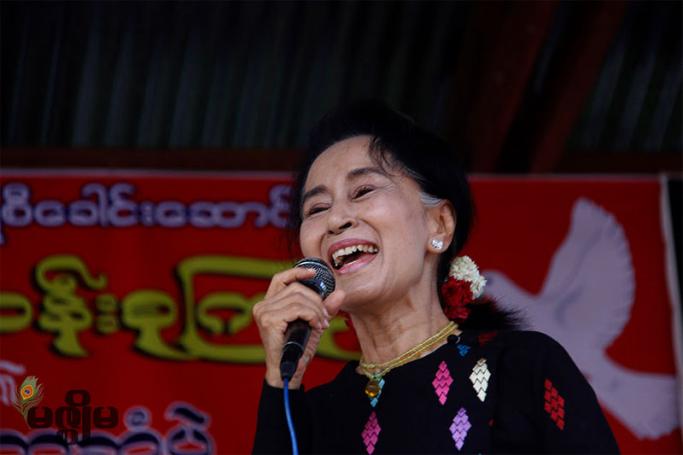 Chairperson of the National League for Democracy Aung San Suu Kyi delivers a speech to local people during election campaigning in Momauk, Kachin State on October 6, 2015. Photo: Min Min/Mizzima
