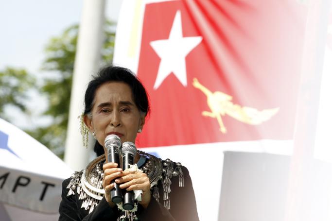 Myanmar opposition leader Aung San Suu Kyi talks to supporters during her campaign in Myitkyina, Kachin State, Myanmar, 2 October 2015. Photo: Nyein Chan Naing/EPA
