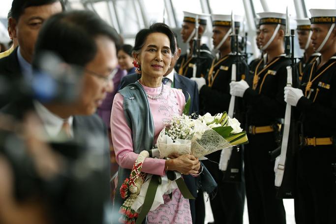 Myanmar Foreign Minister and State Counselor Aung San Suu Kyi (C) arrives at Suvarnabhumi Airport in Bangkok, Thailand, 23 June 2016. Suu Kyi is on an offical three-day visit to Thailand from 23 to 25 June 2016. Photo: EPA
