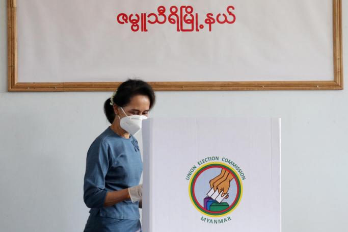 Myanmar State Counselor Aung San Suu Kyi casts her ballot during early voting in Naypyitaw, Myanmar, 29 October 2020. Photo: EPA