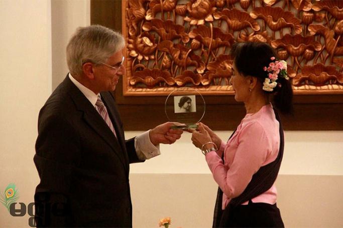 Myanmar's State Counsellor and Foreign Minister Aung San Suu Kyi accepts the Helen Keller International (HKI) Humanitarian Award from Dr Howard Cohn, HKI Board of Trustees and Chairman of the HKI-Europe, in Nay Pyi Taw on  27 October 2016. Photo: Min Min/Mizzima
