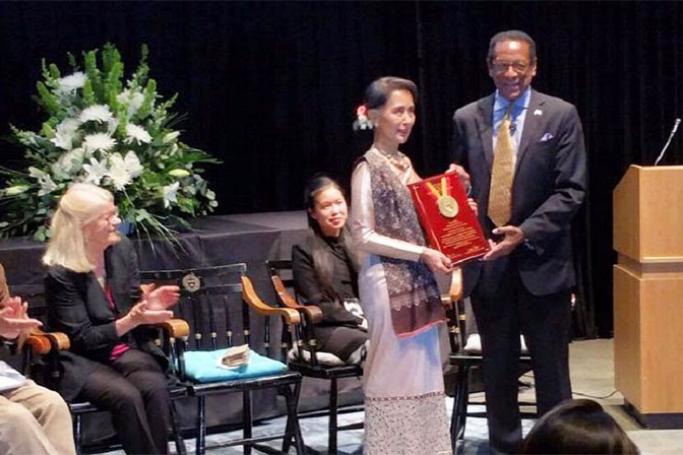 Myanmar leader Aung Sang Suu Kyi receives  the Harvard 2016 "Humanitarian of the Year Award" on Saturday.  Photo: Embassy of Myanmar in Washington, D.C.
