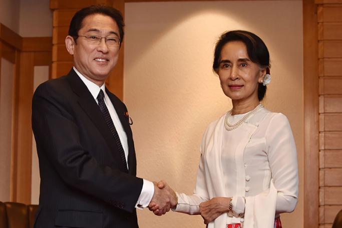 Myanmar State Counsellor and Foreign Minister Aung San Suu Kyi (R) shakes hands with Japan's Foreign Minister Fumio Kishida (L) prior to their talks at a hotel in Tokyo, Japan, 03 November 2016. Suu Kyi is in Tokyo on her first visit since she assumed office as the Foreign Minister in 2016. Photo: EPA
