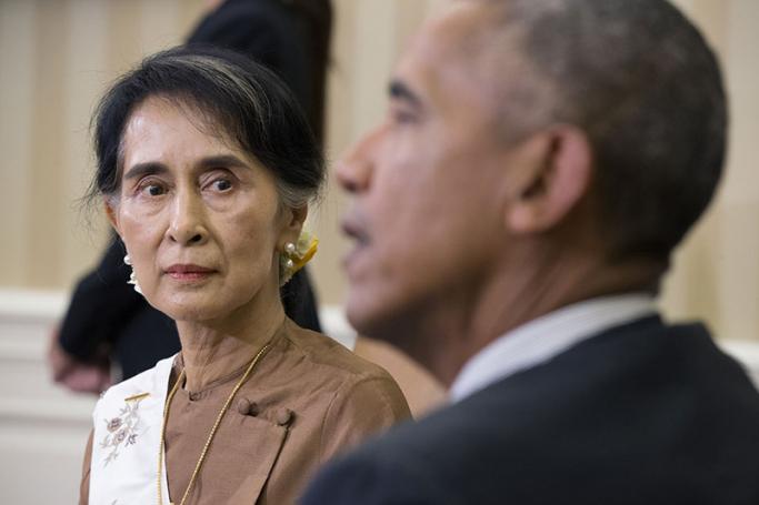 State Counsellor of Myanmar Aung San Suu Kyi (L) listens to US President Barack Obama (R) deliver remarks to members of the news media during their meeting in the Oval Office of the White House in Washington, DC, USA, 14 September 2016. Photo: Michael Reynolds/EPA
