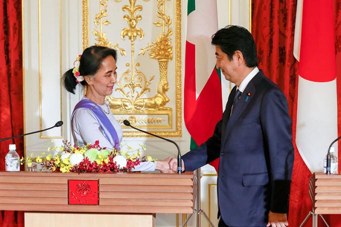 State Counsellor of Myanmar and Foreign Minister Aung San Suu Kyi (L) and Japan's Prime Minister Shinzo Abe (R) shake hands after a joint press announcement following the summit talks at Akasaka State Guesthouse in Tokyo, Japan, 02 November 2016. Myanmar leader Aung San Suu Kyi is on an official five-day visit to Japan. Photo: EPA
