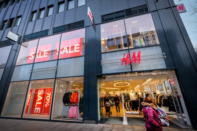 (FILE) - People walk past a store of Swedish clothing company H&M (Hennes & Mauritz) in the city center of Bremen, Germany. Photo: EPA