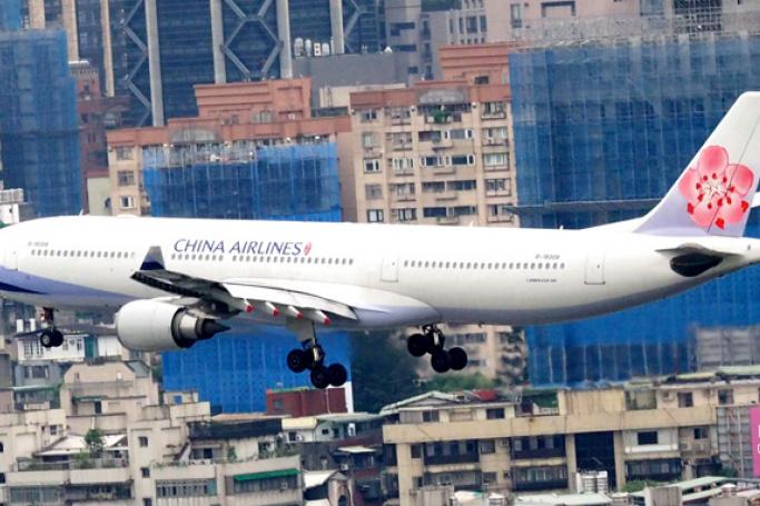 An Airbus A330-300 passener jet of Taiwan's China Airlines prepares to land at the Taipei Songshan Airport in Taipei, Taiwan, 7 June 2015. Photo: David Chang/EPA

