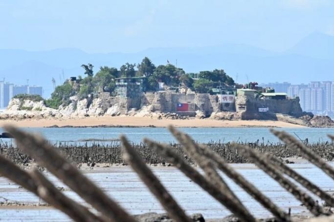 A Taiwanese military outpost on Shihyu islet is seen past anti-landing spikes placed along the coast of Lieyu islet on Taiwan's Kinmen islands, which lie just 3.2 kms (two miles) from the mainland China coast, on August 10, 2022. Photo: Sam Yeh/AFP