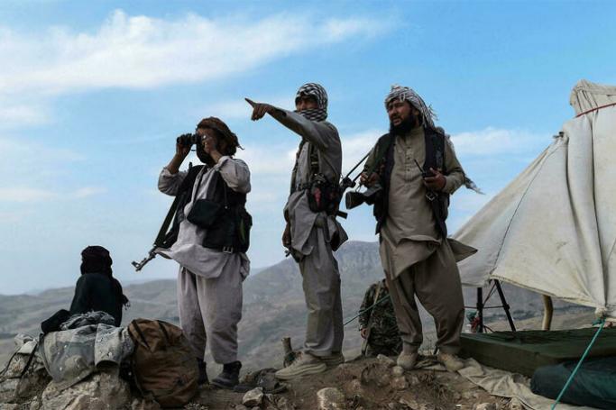 Afghan militia fighters keep watch at an outpost against Taliban insurgents in the northern Balkh province on July 15, 2021. Photo: AFP