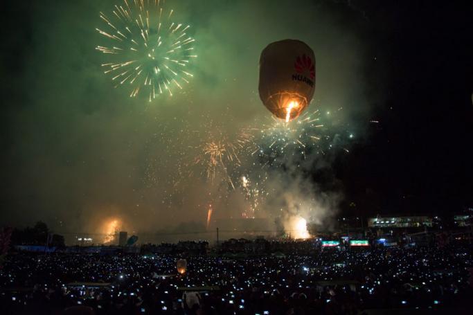This picture taken on November 4, 2019 shows a hot-air balloon in the sky during the Tazaungdaing Lighting Festival at Taunggyi in Myanmar's northeastern Shan State. Photo: Sai Aung Mai/AFP