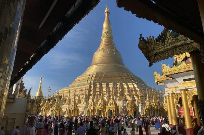 Buddhist devotees visit Shwedagon pagoda to mark the full moon of the Thadingyut festival in Yangon on October 9, 2022. Photo: AFP