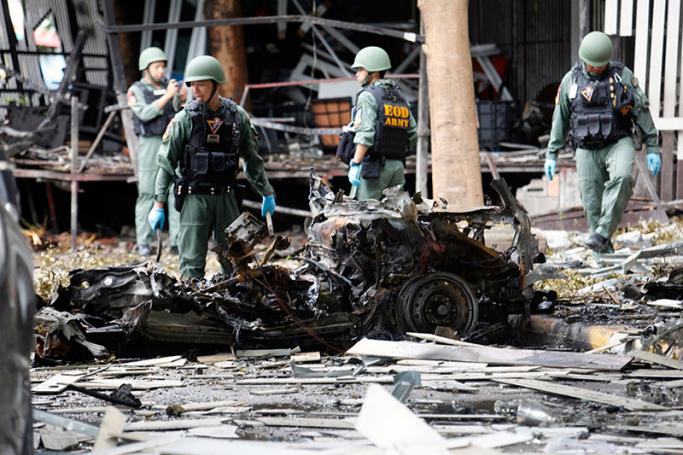 Members of the Thai Explosive Ordnance Disposal (EOD) squad inspect the wreckage of vehicles after a car bomb attack at a hotel in Pattani, southern Thailand, 24 August 2016. Photo: EPA
