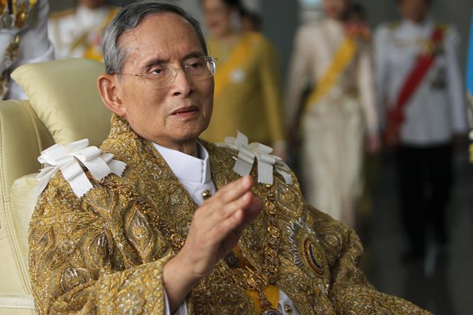 A file picture dated 5 December 2010 shows Thai King Bhumibol Adulyadej waving to well-wishers as he sits in a wheelchair after returning from the royal ceremony marking his 83rd birthday at Siriraj Hospital in Bangkok, Thailand. Photo: EPA
