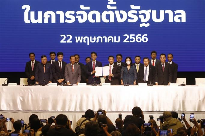 Move Forward Party leader Pita Limjaroenrat (C-L) and Pheu Thai Party leader Cholnan Srikaew (C-R) hold the document during the signing ceremony of a memorandum of understanding among pro-democracy parties to form a coalition government, in Bangkok, Thailand, 22 May 2023. Photo: EPA