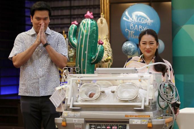 Thai Party's prime ministerial candidate Paetongtarn Shinawatra (R) and her husband Pidok Sooksawas greet the media next to their newborn son Prutthasin Sooksawas during a press conference at a hospital in Bangkok, Thailand, 03 May 2023. Photo: EPA