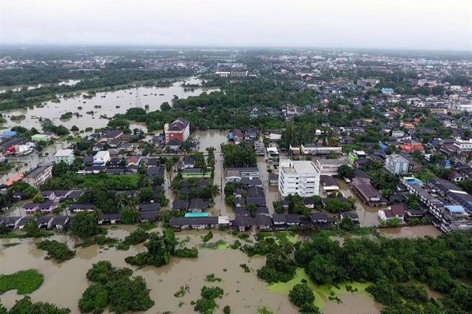 A picture made available on 05 December 2016 shows an aerial view of houses submerged by floodwaters in Nakhon Si Thammarat province, southern Thailand, 04 December 2016. Photo: EPA
