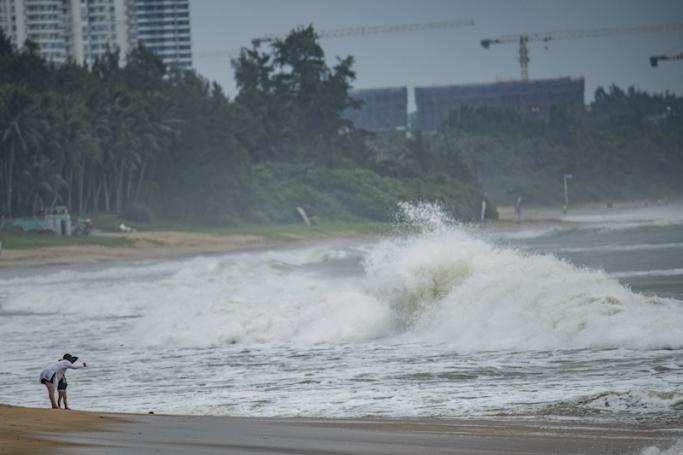 People watch big waves at a sea shore as Typhoon Talim approaches in Boao, in China's southern Hainan province on July 17, 2023. Photo: CNS/AFP