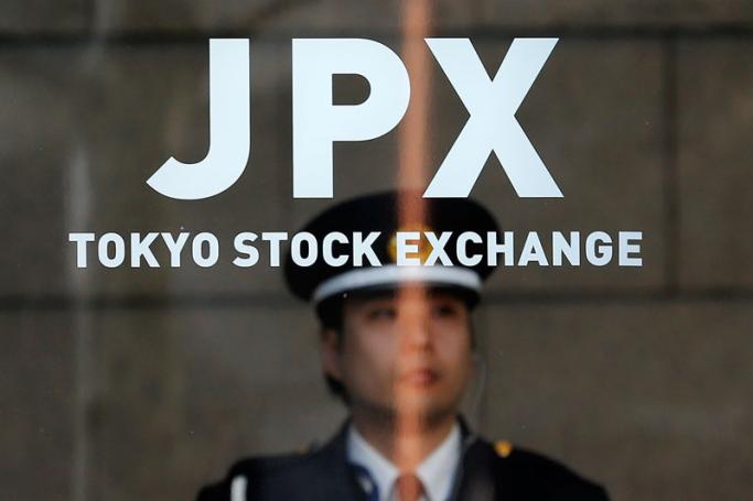 A security officer stands guard at the main entrance of the Tokyo Stock Exchange during an afternoon trade session in Tokyo, Japan, 18 February 2016. Photo: Kimima Sa Mayama/EPA
