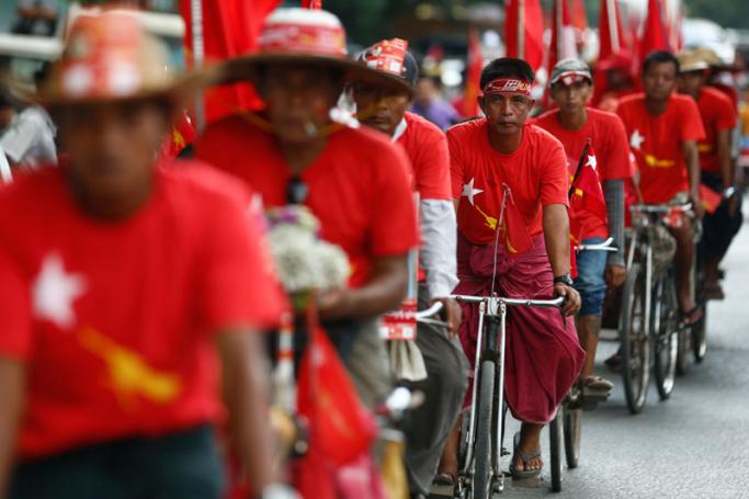 Trishaw riders participate in an election campaign rally for the National League for Democracy (NLD) in Yangon, Myanmar, 03 November 2015. Photo: Lynn Bo Bo/EPA
