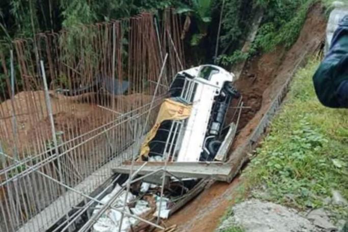 A total of 19 people were killed when a truck backwards down a deep ravine in Conner, Philippines. Photo: Twitter/Rea Mamogay - @dzxl558_rea