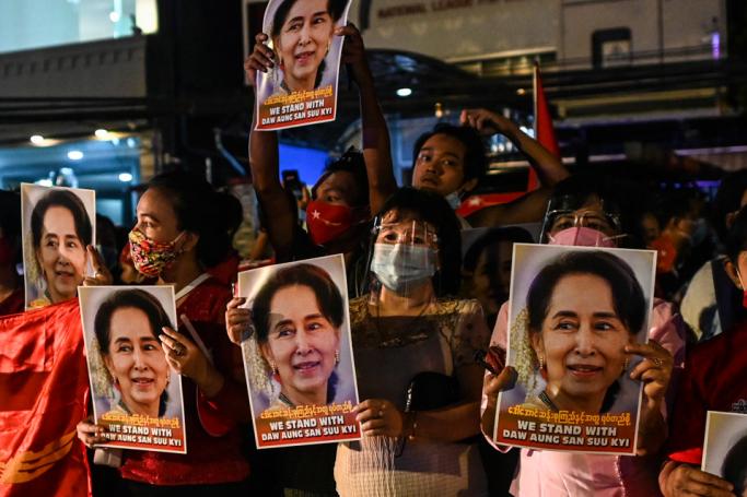 Supporters of the National League for Democracy (NLD) party hold posters with the image of Myanmar state counsellor Aung San Suu Kyi as supporters celebrate in front of the party's headquarters in Yangon on November 9, 2020. Photo: AFP