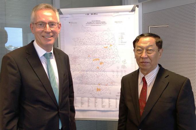 The Federal Returning Officer Dieter Sarreither, responsible for German elections, meets his Myanmar counterpart, Union Election Commission Chair U Hla Thein in Germany. (Credit: International IDEA)
