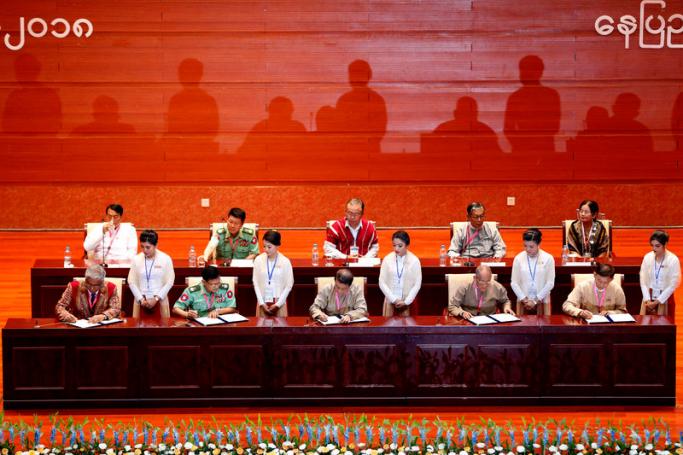 Deligates sign the Union Accord during the closing ceremony of the third session of the 'Union Peace Conference - 21st century Panglong' in Naypyitaw, Myanmar, 16 July 2018. Photo: EPA