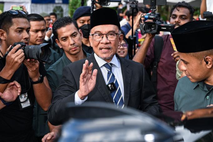 Malaysia opposition leader Anwar Ibrahim (C) waves as he leaves after meeting with Malaysia's King at the National Palace in Kuala Lumpur on November 22, 2022. Photo: AFP